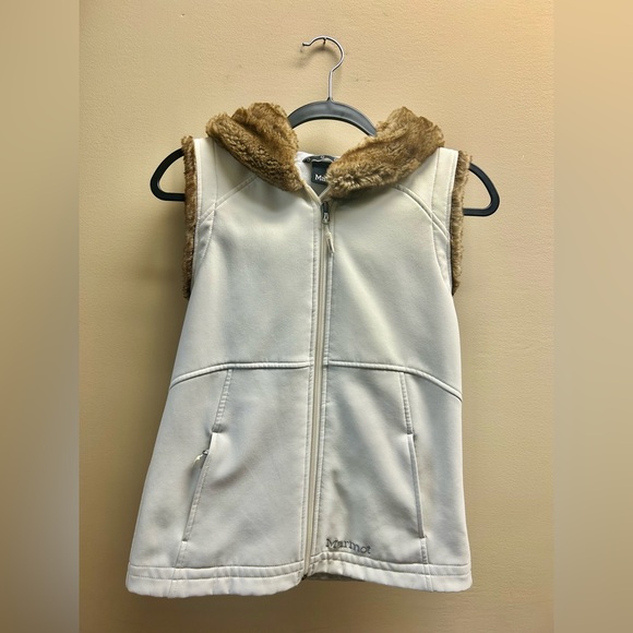Marmot Women's Furlong Faux Fur Softshell Vest - Picture 2 of 6